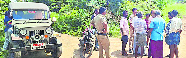 ఇసుక అక్రమ తరలింపుపై నిలదీసినందుకు దాడి 1