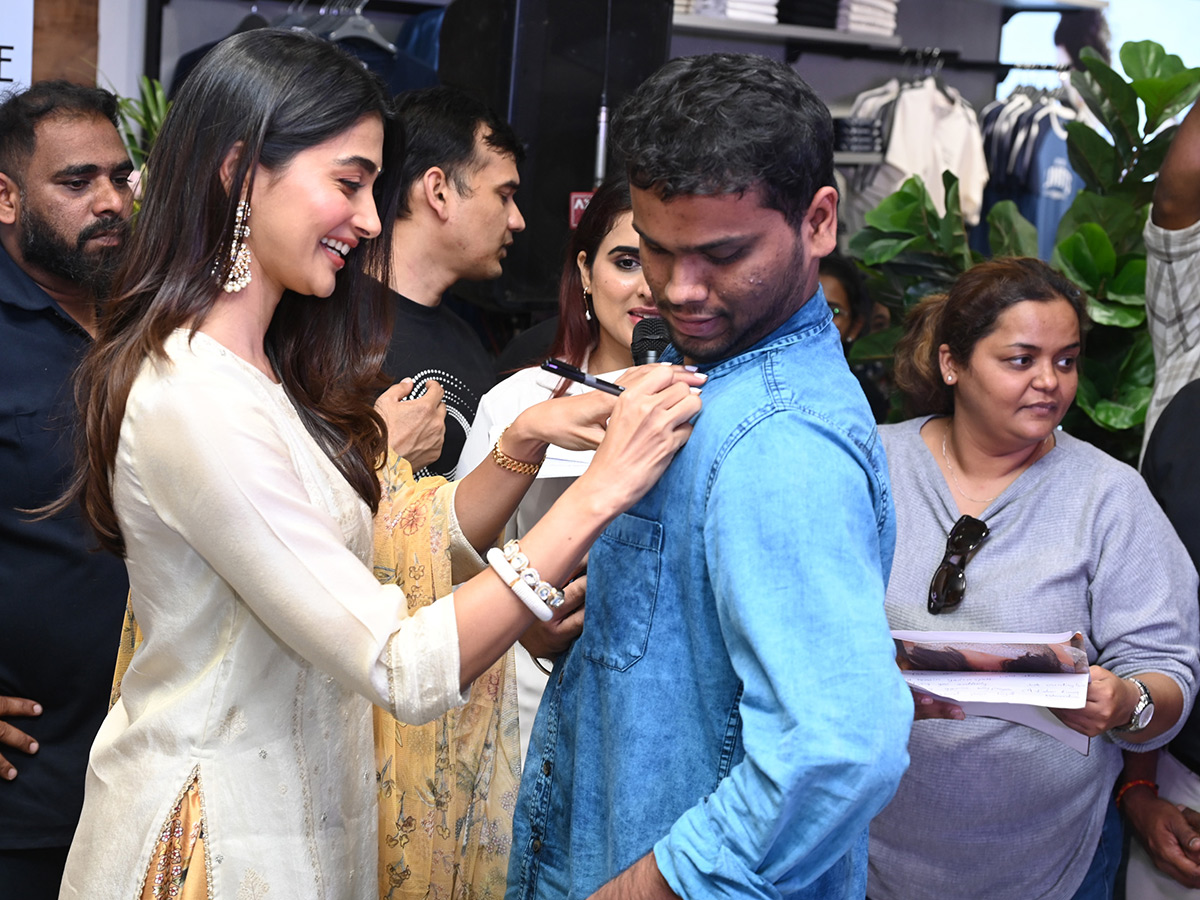 Actress Pooja Hegde buzz in Madhapur Photos 1