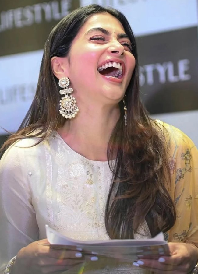 Actress Pooja Hegde buzz in Madhapur Photos 11