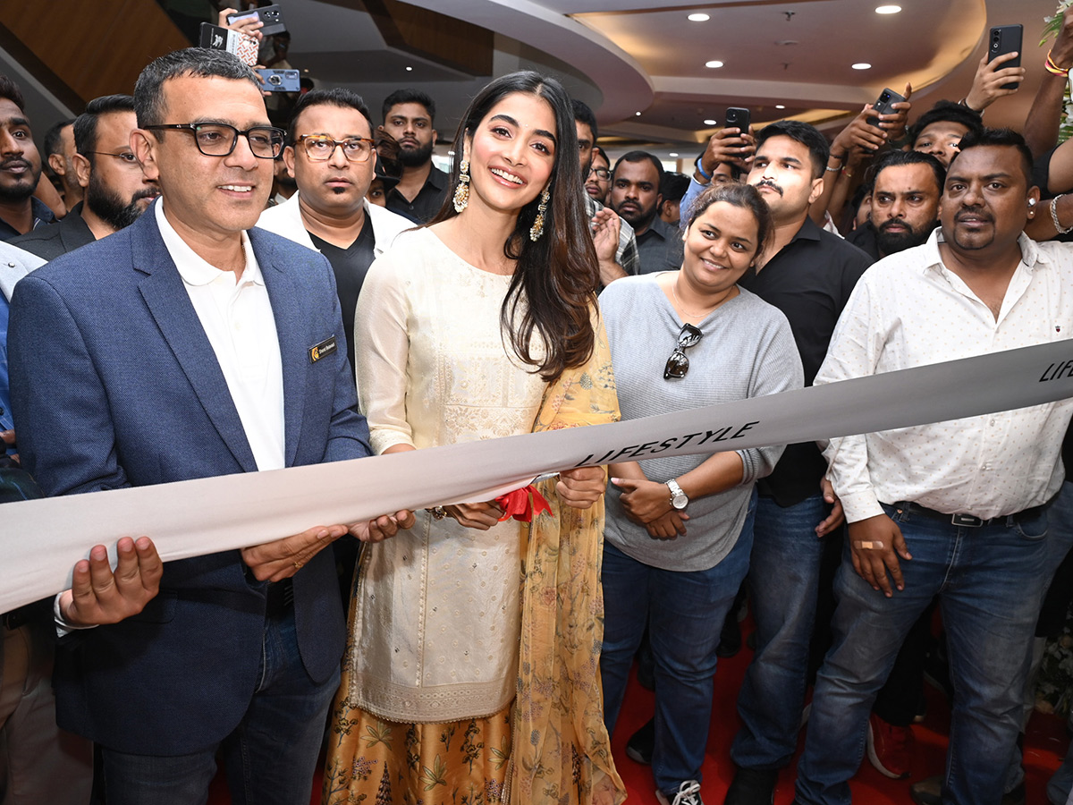 Actress Pooja Hegde buzz in Madhapur Photos 3