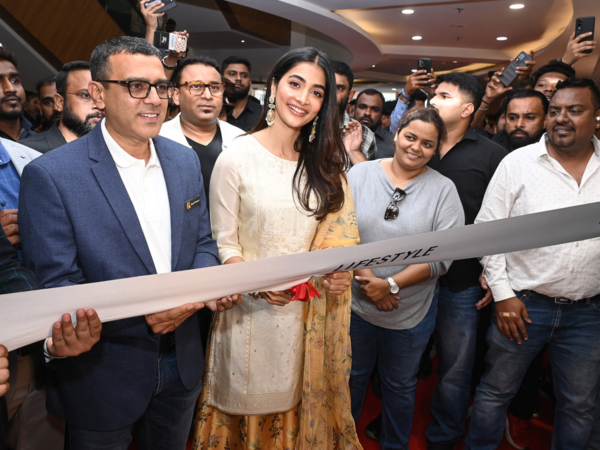 Actress Pooja Hegde buzz in Madhapur Photos 4