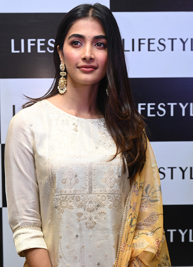 Actress Pooja Hegde buzz in Madhapur Photos 7