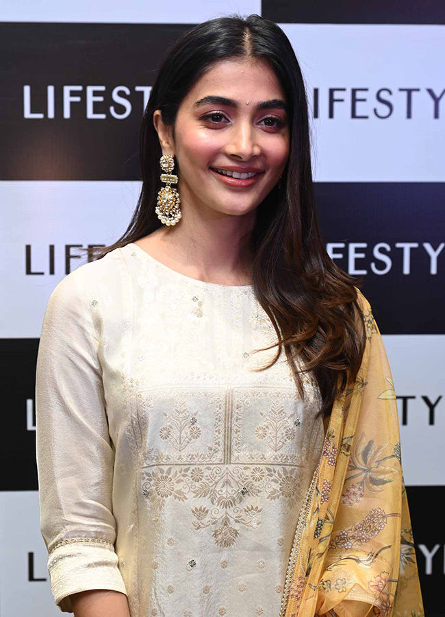 Actress Pooja Hegde buzz in Madhapur Photos 8