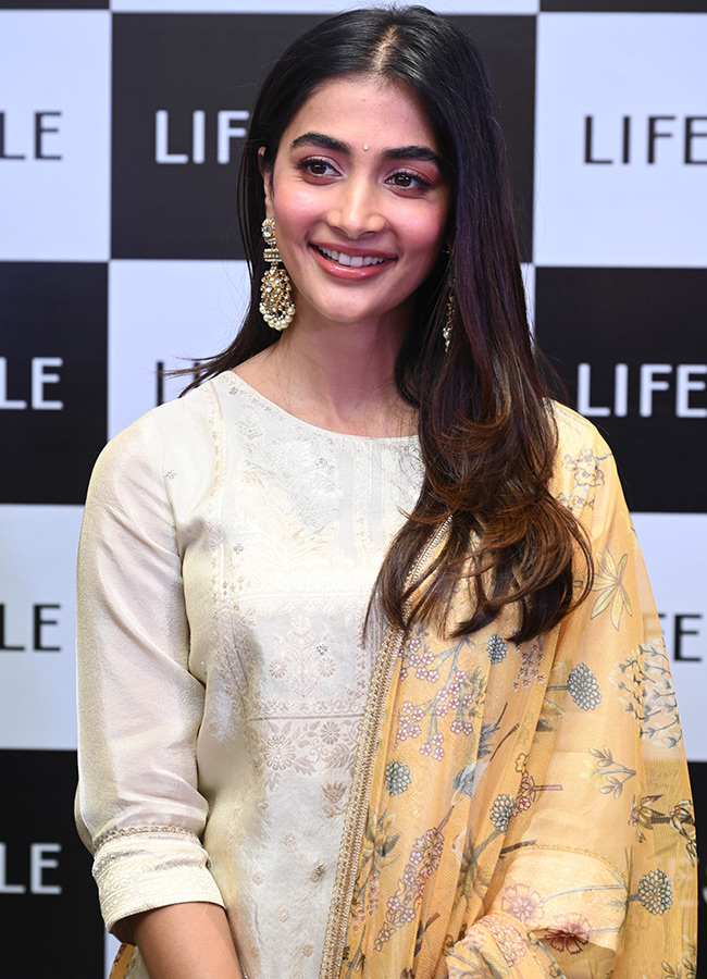 Actress Pooja Hegde buzz in Madhapur Photos 9