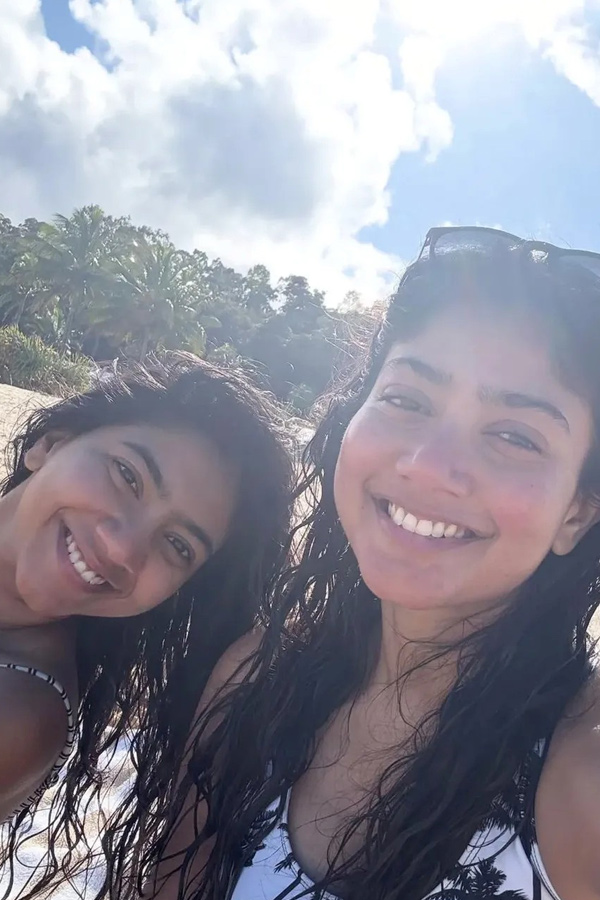 Actress Sai Pallavi enjoying In Beach with her sister Pooja Kannan PHotos3
