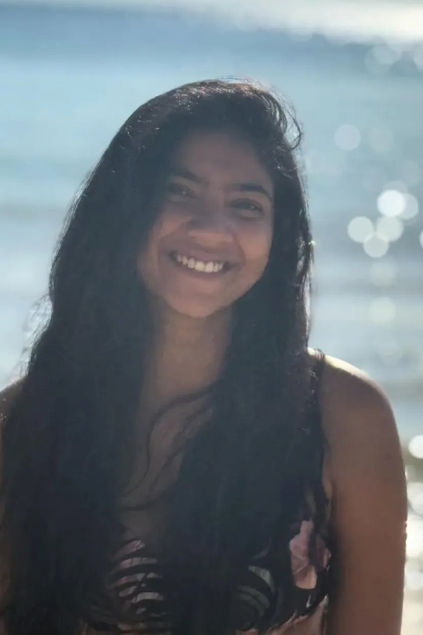 Actress Sai Pallavi enjoying In Beach with her sister Pooja Kannan PHotos4