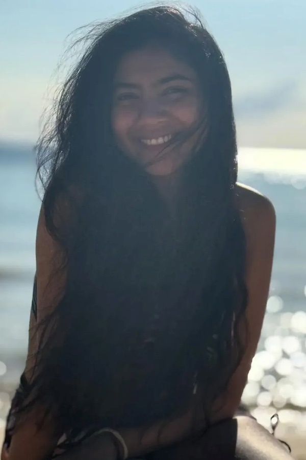 Actress Sai Pallavi enjoying In Beach with her sister Pooja Kannan PHotos8