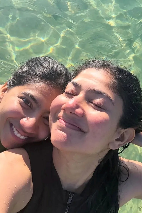 Actress Sai Pallavi enjoying In Beach with her sister Pooja Kannan PHotos9