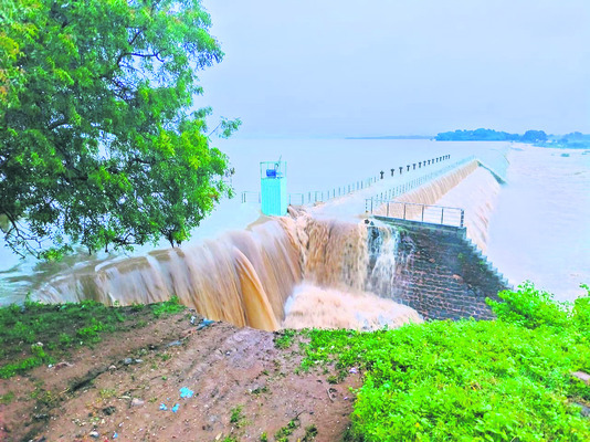 ● నిజాంసాగర్‌లో మంజీర కలిసే చోట పేరుకుపోయిన పూడిక ● నది1