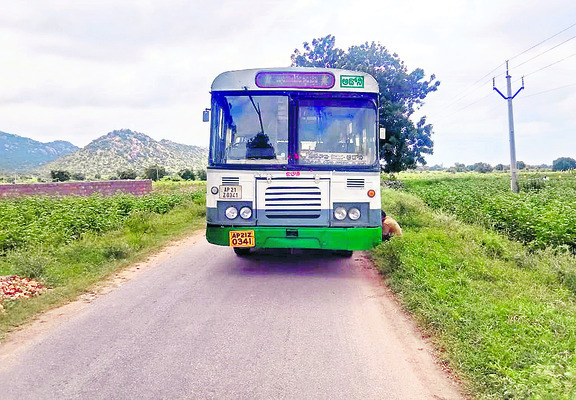 విద్యార్థుల ‘నడక’ యాతన1