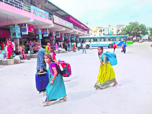 ఇళ్లకు పయనం6