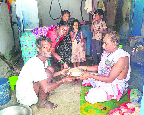 పూల పండుగ.. అమ్మకు అర్చన3
