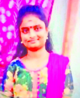 తల్లి మందలించిందని   యువతి ఆత్మహత్య  
1