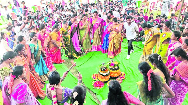 బతుకమ్మ బతుకమ్మ ఉయ్యాలో.. 1