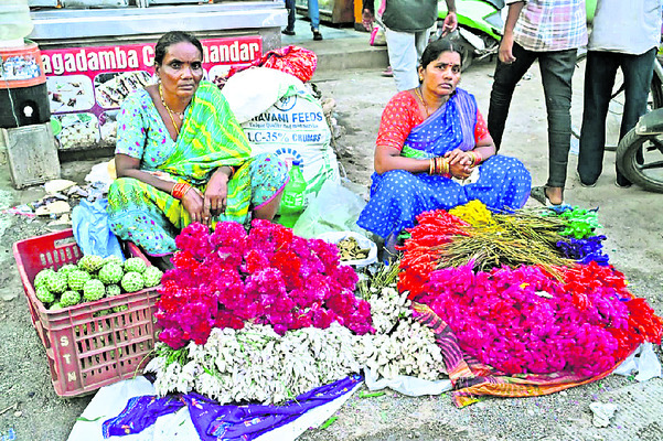 తెలంగాణ సంస్కృతికి ప్రతీక బతుకమ్మ నేడు ఎంగిలి పూలతో వేడ1