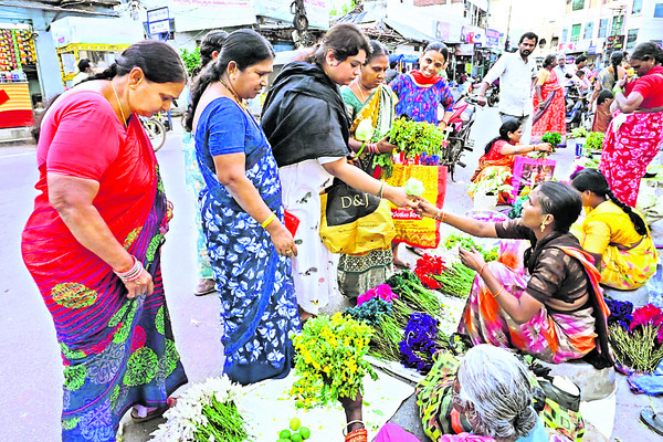 ఎంగిలిపూల వేడుకకు సిద్ధం1