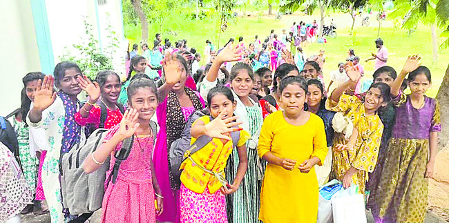 వసతి గృహాల్లో సెలవుల సందడి 1