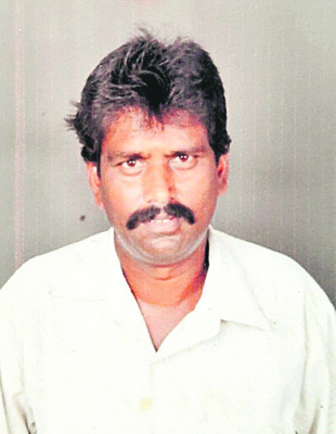 సర్వదర్శనం క్యూలైన్లో అధికారుల దర్శనం 1