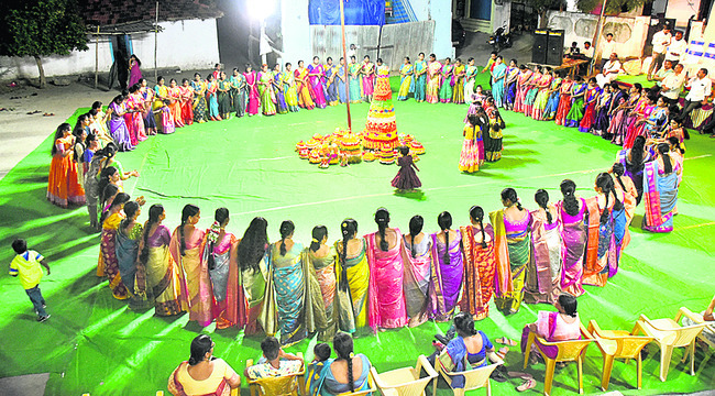 గునుగు నవ్వింది1
