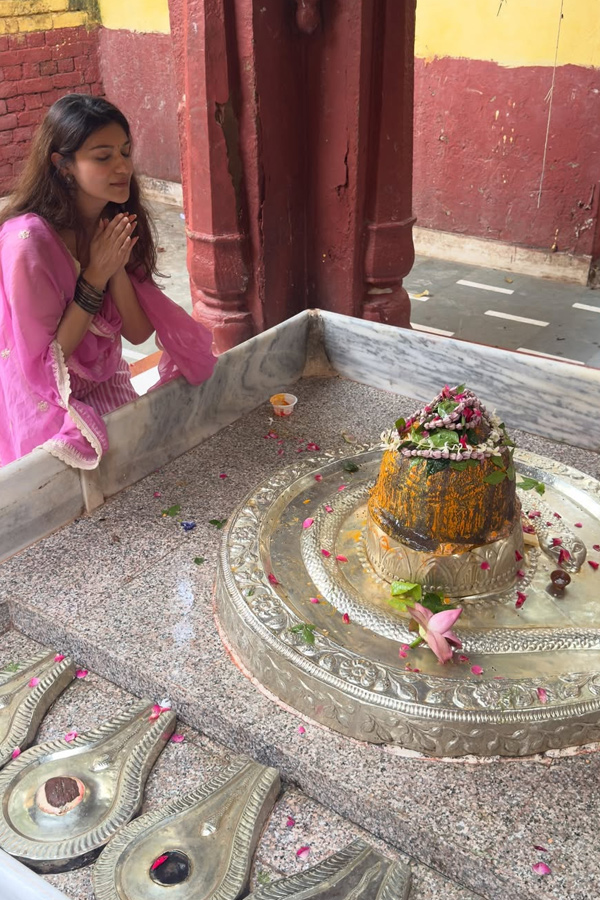 Actress Siya Gautam visited Varanasi Photos5