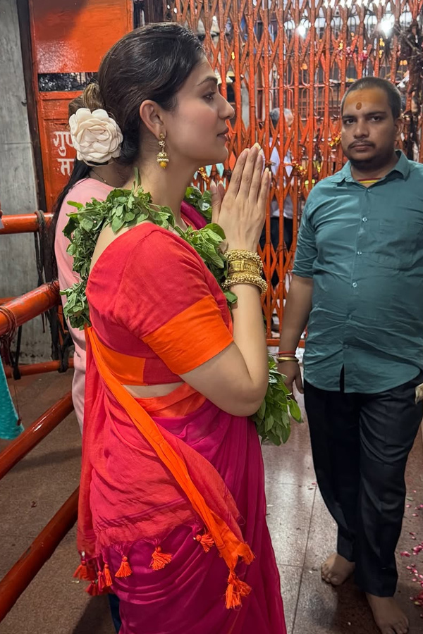 Actress Siya Gautam visited Varanasi Photos7
