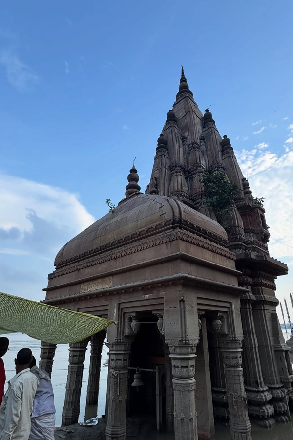 Actress Siya Gautam visited Varanasi Photos13