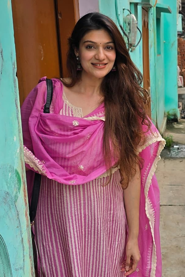 Actress Siya Gautam visited Varanasi Photos3