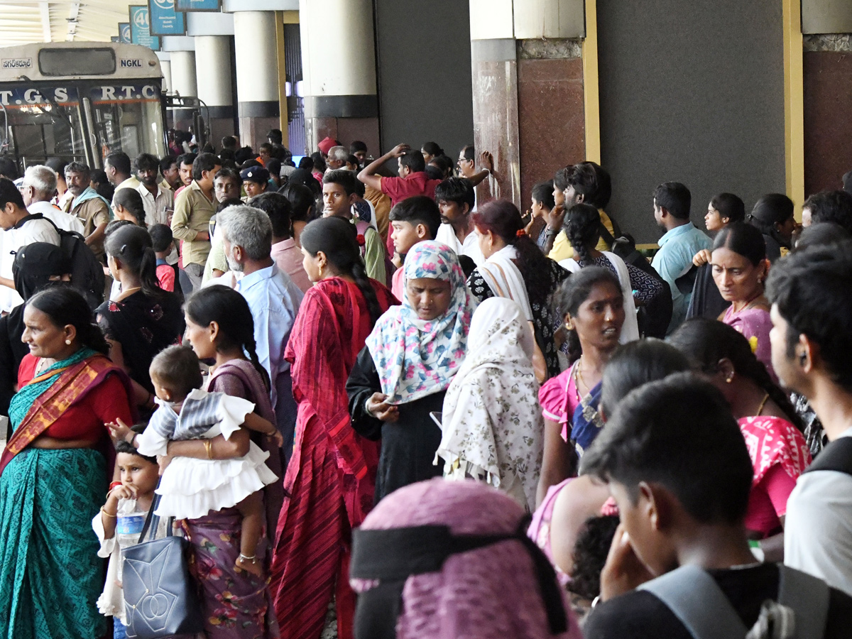 Heavy Rush At bus ANd Railway stations During Dussehra Holidays Photos1