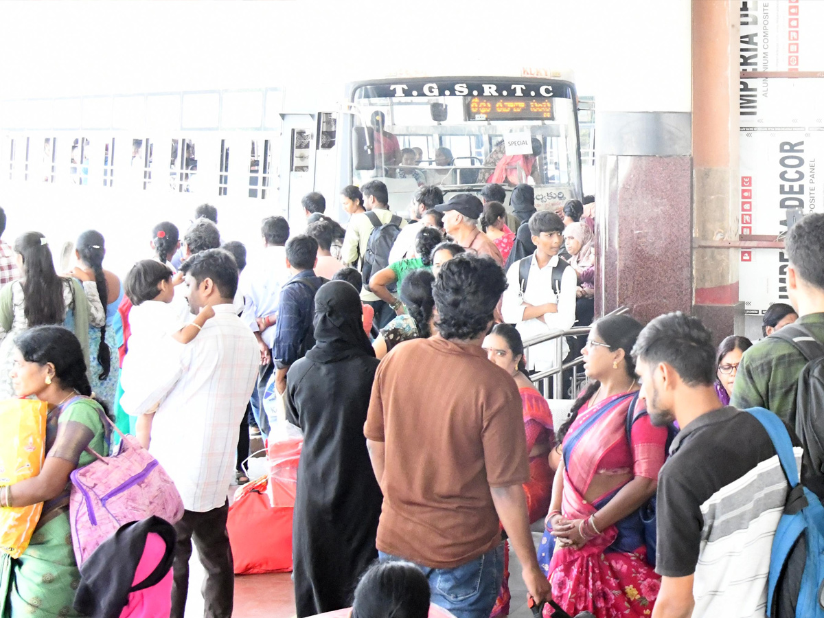 Heavy Rush At bus ANd Railway stations During Dussehra Holidays Photos15