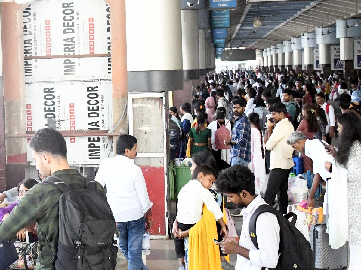 Heavy Rush At bus ANd Railway stations During Dussehra Holidays Photos16