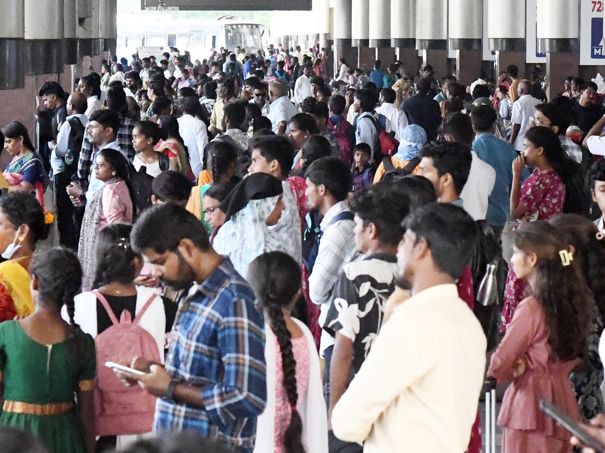 Heavy Rush At bus ANd Railway stations During Dussehra Holidays Photos17