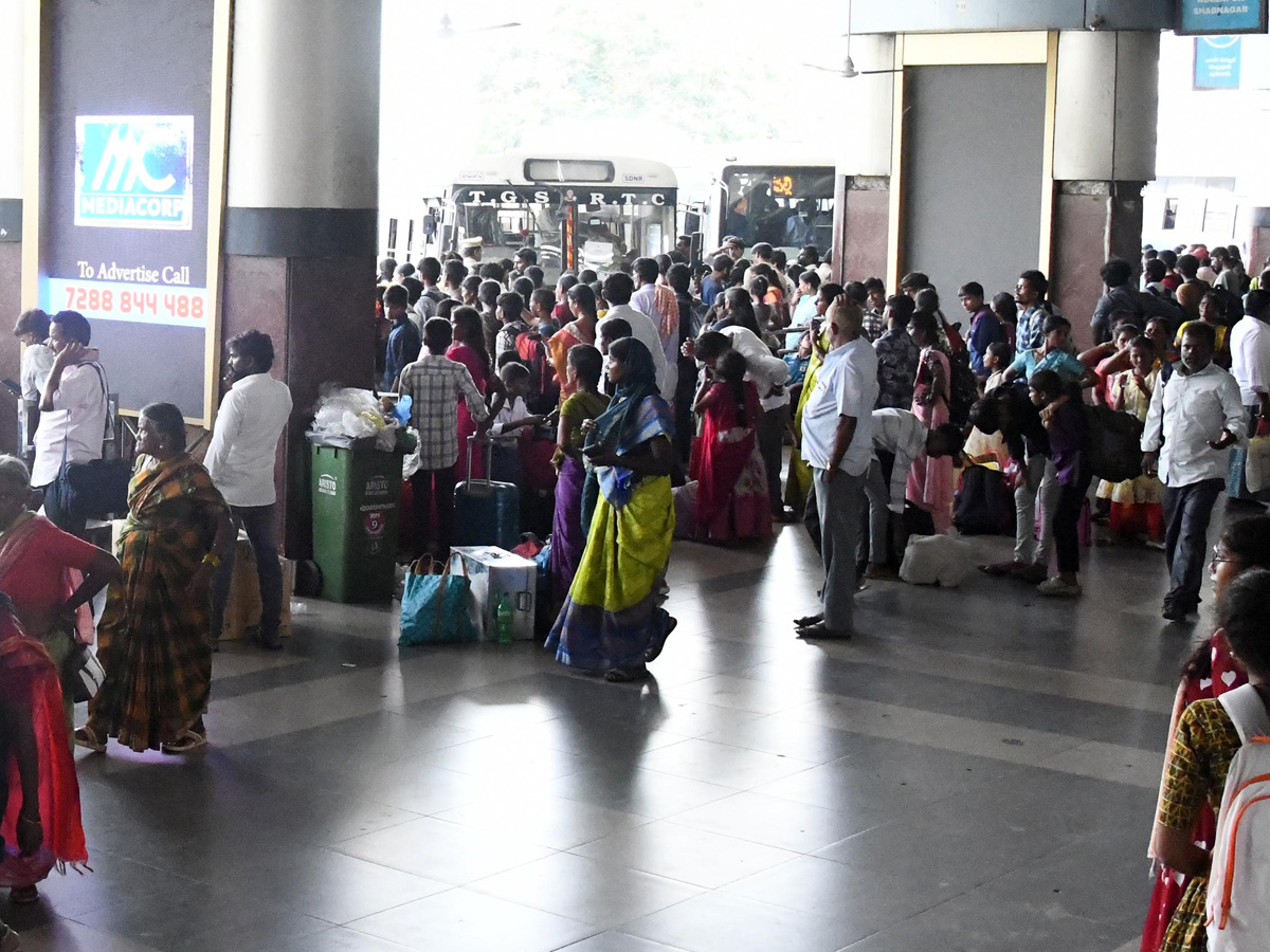 Heavy Rush At bus ANd Railway stations During Dussehra Holidays Photos18
