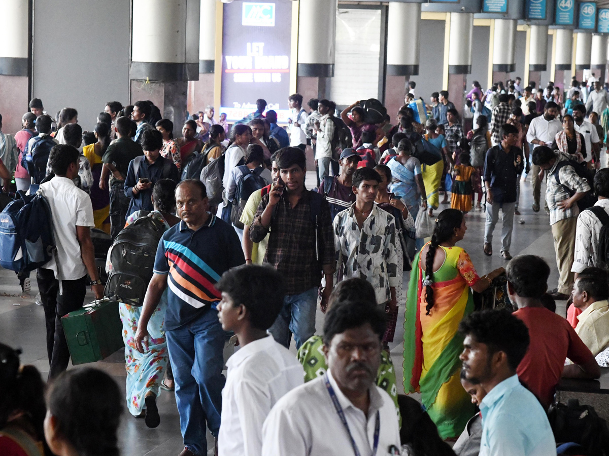 Heavy Rush At bus ANd Railway stations During Dussehra Holidays Photos19