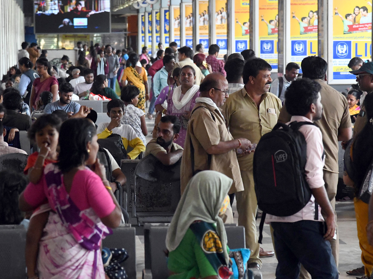 Heavy Rush At bus ANd Railway stations During Dussehra Holidays Photos3