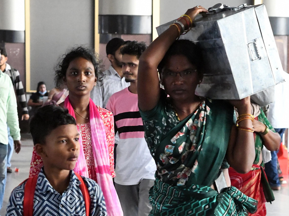 Heavy Rush At bus ANd Railway stations During Dussehra Holidays Photos20