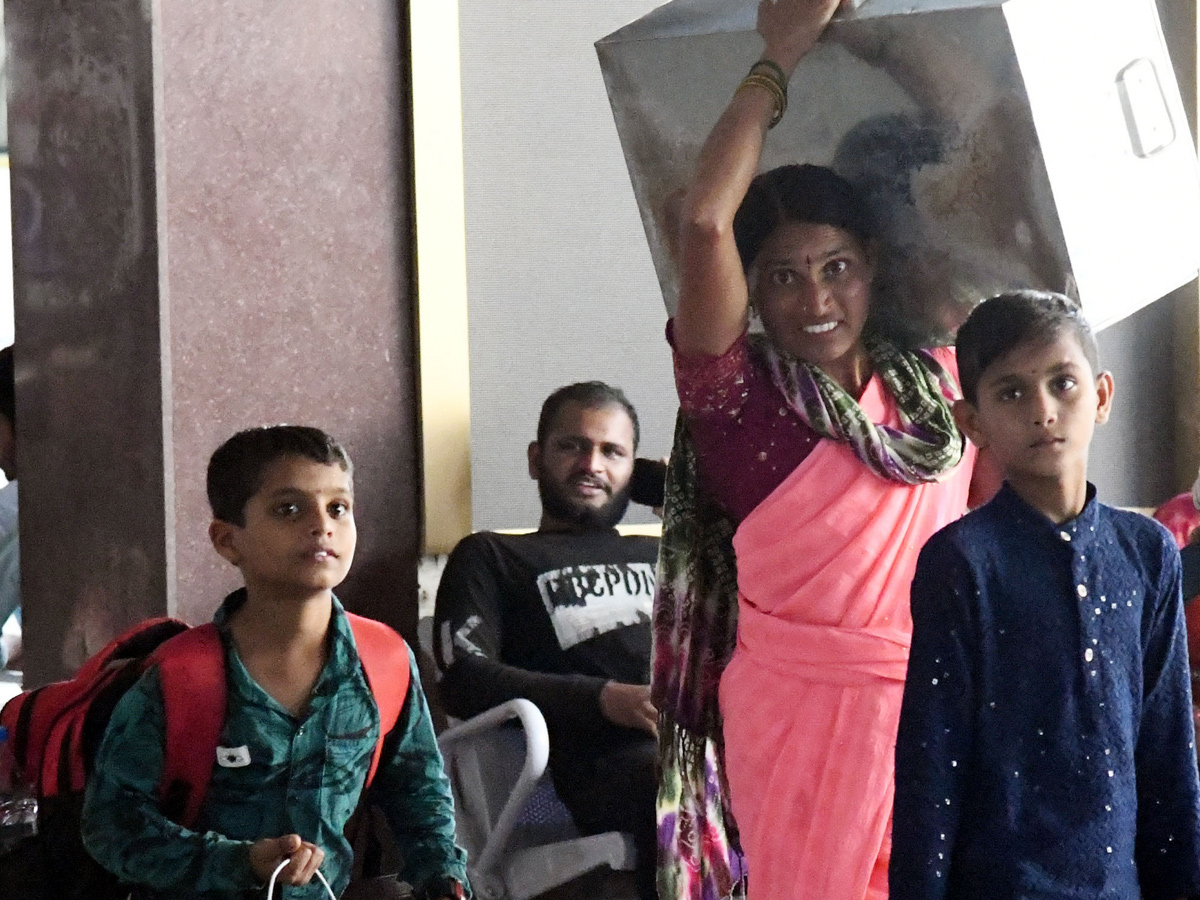 Heavy Rush At bus ANd Railway stations During Dussehra Holidays Photos21