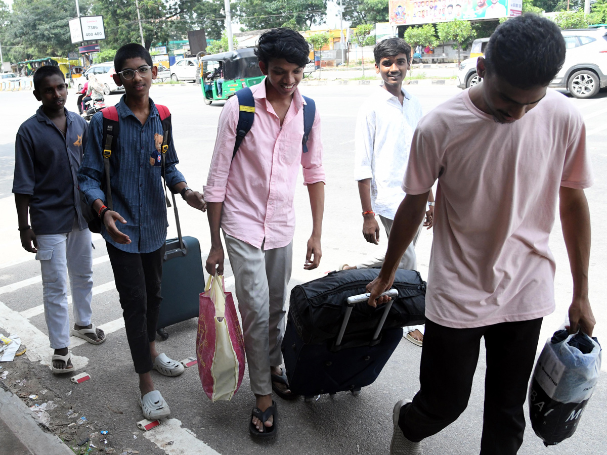 Heavy Rush At bus ANd Railway stations During Dussehra Holidays Photos22
