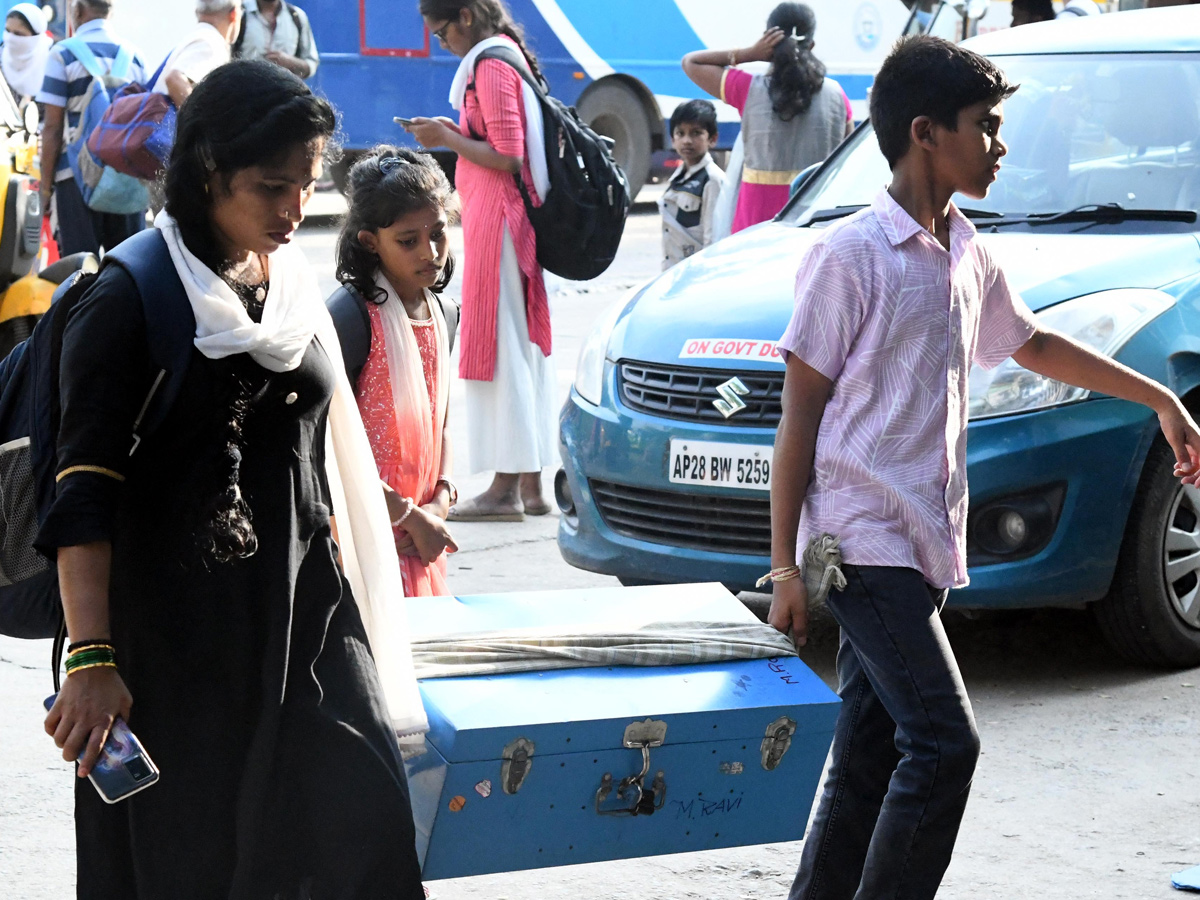 Heavy Rush At bus ANd Railway stations During Dussehra Holidays Photos6