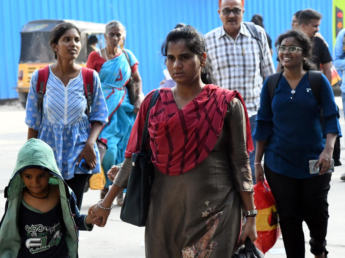 Heavy Rush At bus ANd Railway stations During Dussehra Holidays Photos7