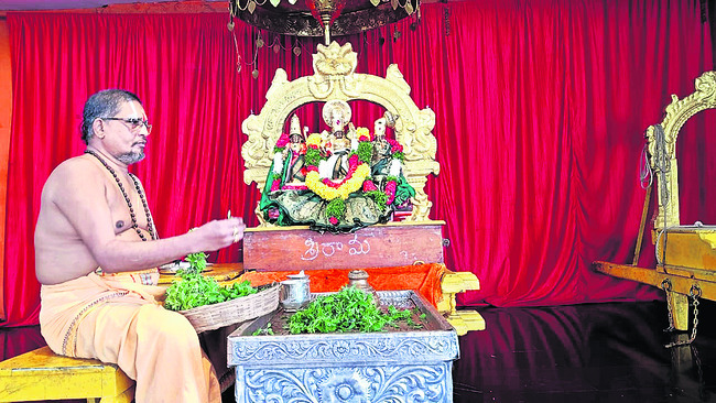 రామయ్యకు  సువర్ణ పుష్పార్చన1