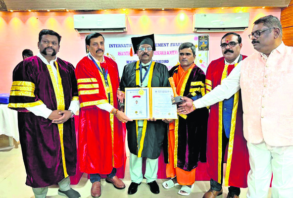 యరగేర మాజీ  అధ్యక్షుడికి డాక్టరేట్‌4