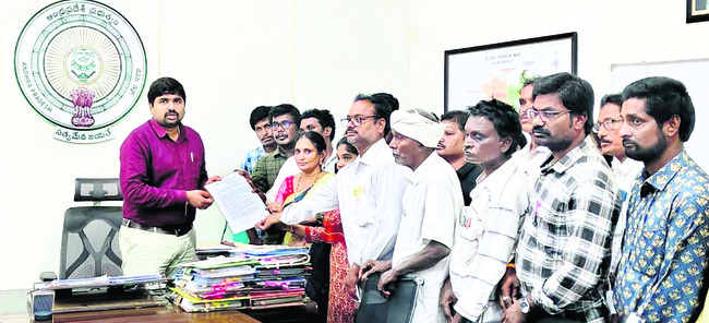 వీఆర్ఏల గోడు పట్టదా?1