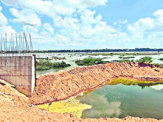 రూ.100 కోట్లతో రిటైనింగ్‌ వాల్‌కు శ్రీకారం 
2