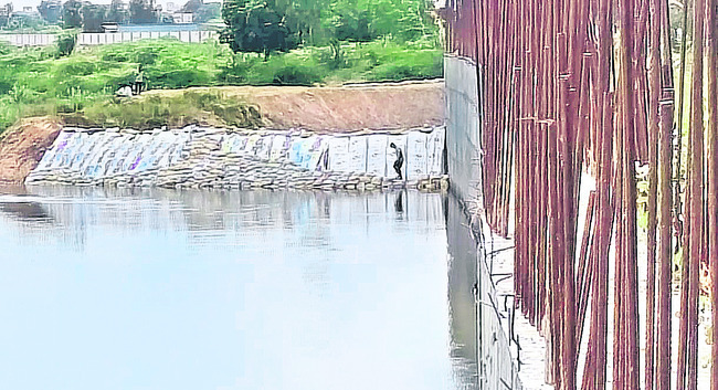రూ.100 కోట్లతో రిటైనింగ్‌ వాల్‌కు శ్రీకారం 
1