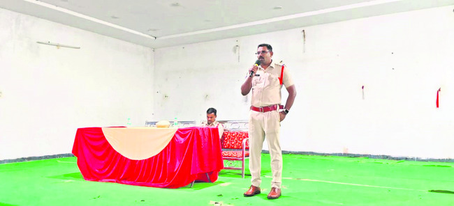 వర్క్‌ ఇన్‌స్పెక్టర్‌  విధుల డుమ్మాపై విచారణ 
1