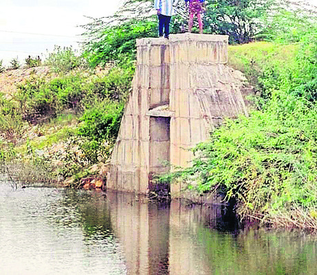 బడబళ్లవంక ప్రాజెక్టు తూముకు గండి 1