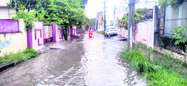 భారీ వర్షంతో ఇక్కట్లు 1
