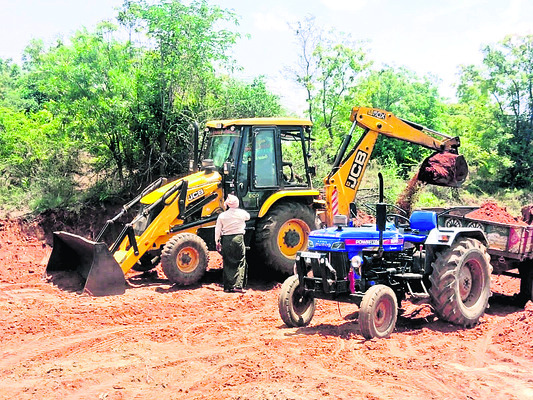 యథేచ్ఛగా గ్రావెల్‌ తవ్వకాలు 1