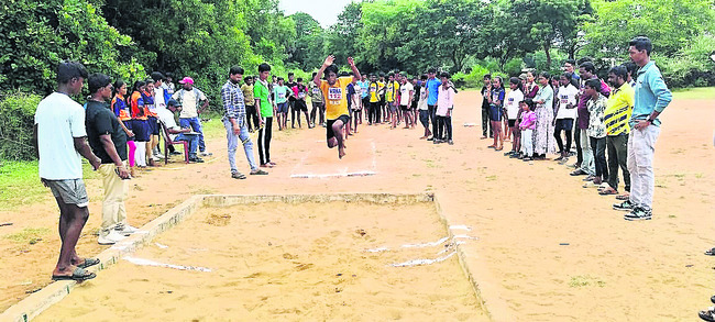 జూనియర్స్ అథ్లెటిక్స్ పోటీలకు జిల్లా క్రీడాకారుల ఎంపి2
