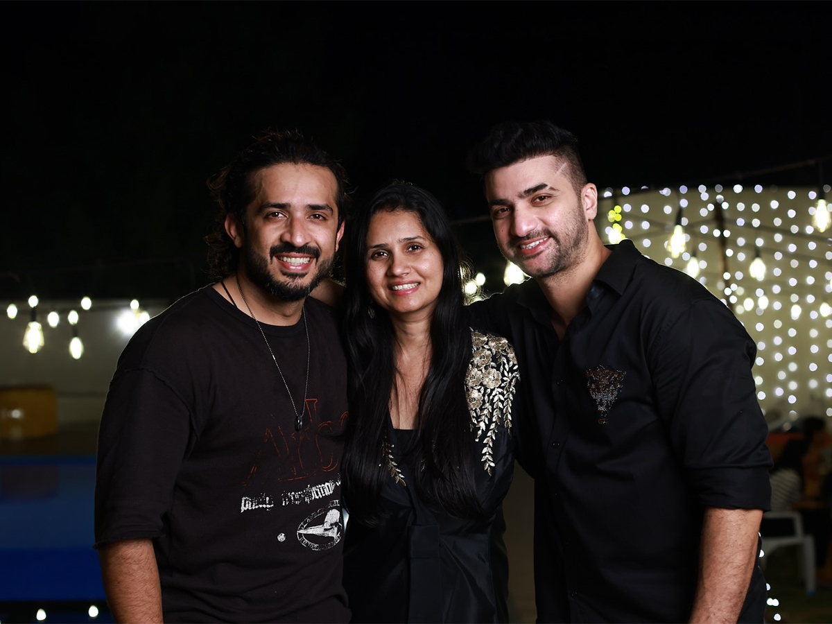 Anchor Ravi Birthday Celebrations Photo Goes Viral14